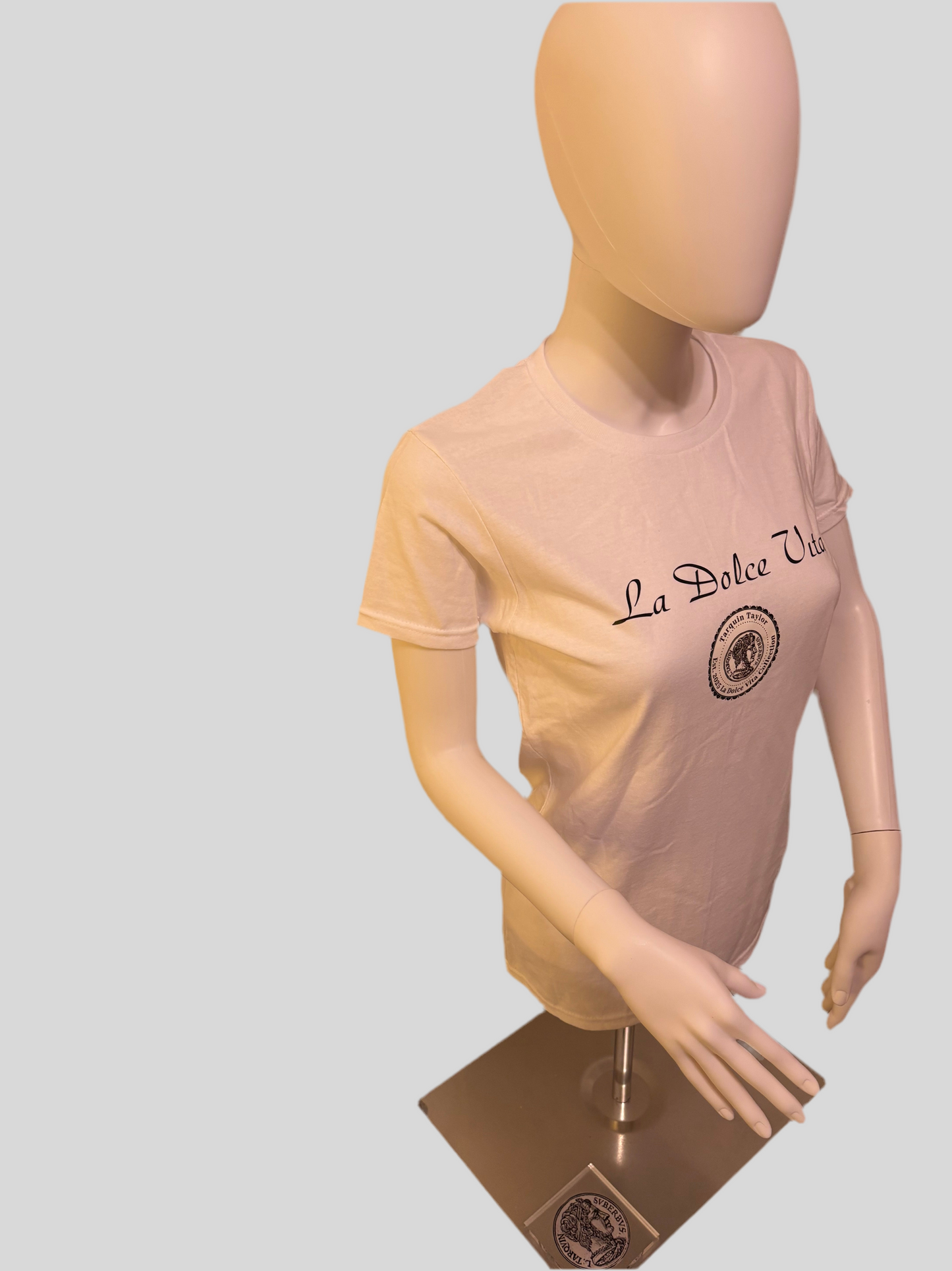 Women’s Cursive La dolce vita coin tee white