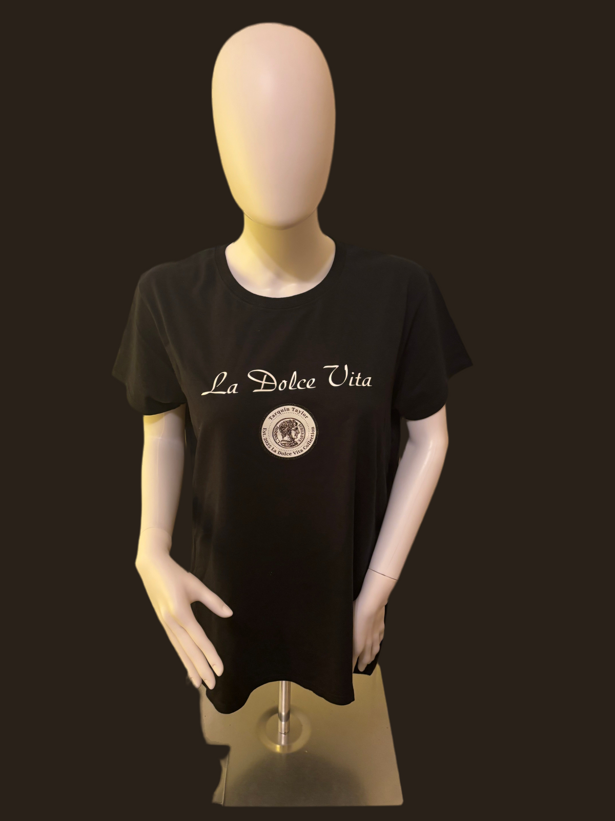 Women’s Cursive La dolce Vita coin tee black